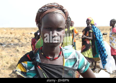 Ganyliel, Süd-Sudan. 24. März 2017. Maria Nyamuoka, Mutter von drei Kindern, erwartet die monatliche Verteilung der Hilfsgüter in Ganyliel, Süd-Sudan, 24. März 2017. Es befindet sich im sudanesischen Bundesstaat Unity, der Region von Hungersnot im Land am stärksten betroffen. Foto: Jürgen Bätz/Dpa/Alamy Live News Stockfoto