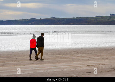 St. Andrews, Schottland. 14. April 2017. Großbritannien Wetter. Kälte mit Licht Wind und ruhiger See an der Küste als Morgen Spaziergänger und Jogger genießen umfangreiche Sand der Weststrand. Kredite; MediaWorldImages/AlamyLiveNews Stockfoto