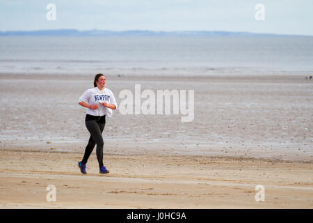 St. Andrews, Schottland. 14. April 2017. Großbritannien Wetter. Kälte mit Licht Wind und ruhiger See an der Küste als Morgen Spaziergänger und Jogger genießen umfangreiche Sand der Weststrand. Kredite; MediaWorldImages/AlamyLiveNews Stockfoto