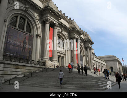 New York, uns. 13. April 2017. Außenansicht des Metropolitan Museum of Art in New York, USA ge-13. April 2017 Foto: Johannes Schmitt-Tegge/Dpa/Alamy Live News Stockfoto