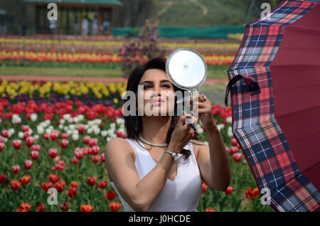 Srinagar, indischen verabreicht Kashmir:14.April.Bollywood Sumita Gatkar machen, bevor die Dreharbeiten für ihre kommenden Film Hain Tujay Salm Indien bei Tulip Garden Srinagar. © Sofi Suhail/Alamy Live-Nachrichten Stockfoto