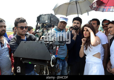 Srinagar, indischen verabreicht Kashmir:14.April.Bollywood Sumita Gatkar machen gerade Dreharbeiten ihre kommenden Film Hain Tujay Salm Indien bei Tulip Garden Srinagar. © Sofi Suhail/Alamy Live-Nachrichten Stockfoto