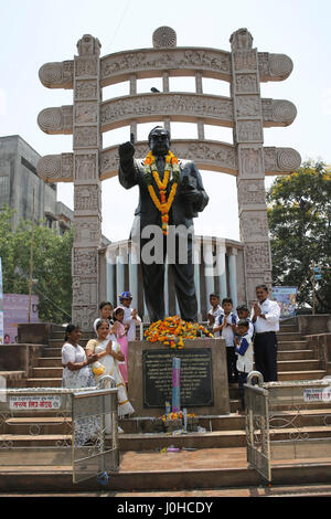 Mumbai, Indien. 14. April 2017. Eine Familie posiert für ein Bild mit Stand der Dr BR Ambedkar auf seinem 126. Geburtstag feierte heute am 14. April 2017 in Mumbai, Indien. Bildnachweis: Chirag Wakaskar/Alamy Live-Nachrichten Stockfoto