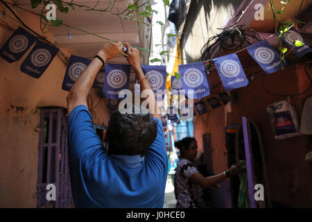 Mumbai, Indien. 14. April 2017. Ein Mann schmückt sein Haus anlässlich der 126. Geburtstag von Dr BR Ambedkar feierte heute am 14. April 2017 in Mumbai, Indien. Bildnachweis: Chirag Wakaskar/Alamy Live-Nachrichten Stockfoto