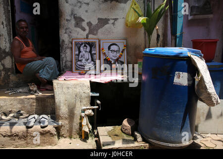 Mumbai, Indien. 14. April 2017. Foto von Dr BR Ambedkar vor einem Haus auf seinem 126. Geburtstag feierte heute am 14. April 2017 in Mumbai, Indien. Bildnachweis: Chirag Wakaskar/Alamy Live-Nachrichten Stockfoto