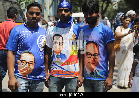 Mumbai, Indien. 14. April 2017. Männer posieren für ein Foto mit Stand der Dr BR Ambedkar auf seinem 126. Geburtstag feierte heute am 14. April 2017 in Mumbai, Indien. Bildnachweis: Chirag Wakaskar/Alamy Live-Nachrichten Stockfoto