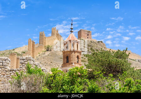 ALBARRACIN nördlichen Wänden und der Torre del Andador mit Blick auf die Pfarrkirche Santa Maria und Santiago Bell tower in der mittelalterlichen Stadtmauer Stockfoto