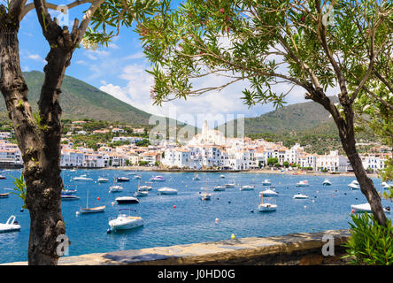 Strukturansicht umrahmt von weiß getünchten Cadaques-Stadt, gekrönt von der Kirche Santa Maria mit Blick auf Boote in Cadaques Bucht, Cadaques, Katalonien, Spanien Stockfoto