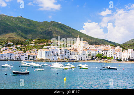 Weiß getünchten Dorf Cadaqués gekrönt von der Kirche Santa Maria mit Blick auf Boote in den blauen Gewässern des Cadaques Bucht, Cadaques, Katalonien, Spanien Stockfoto