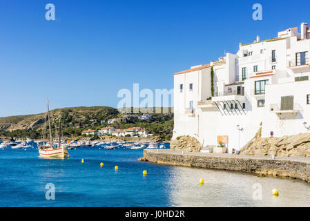 Ziemlich Küstenpromenade Weg rund um die Punta des Baluard mit Blick auf Cadaques Bucht, Cadaques Stadt, Katalonien, Spanien Stockfoto