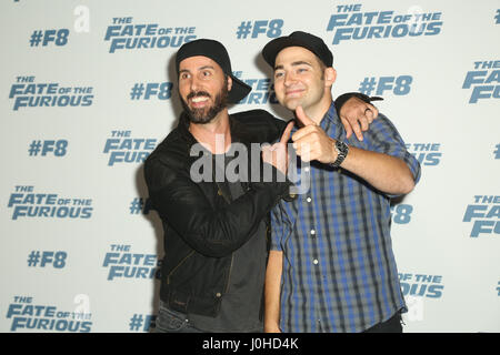 Martin Mulholland und Blair Joscelyne (bekannt als MOOG), Marty und Moog, mächtigen Auto Mods kommen auf dem roten Teppich zur Premiere von The Fate of Sydney Stockfoto