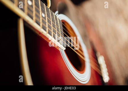 Gitarre, stützte sich auf eine alte hölzerne Veranda Stockfoto