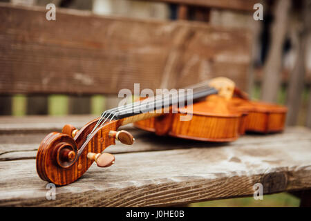 Violine-Nahaufnahme mit Details auf rustikalen Hintergrund Stockfoto