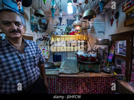 Besitzer von einem kleinen Teehaus auf dem alten Basar von Kashan, Hauptstadt von Kashan County im Iran Stockfoto