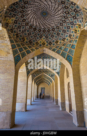 Torbogen in so genannte rosa Moschee (Nasir-Ol-Molk Moschee) in Gowad-e-Araban Bezirk von Shiraz, Hauptstadt der Provinz Fars im Iran Stockfoto