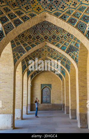 Torbogen in so genannte rosa Moschee (Nasir-Ol-Molk Moschee) in Gowad-e-Araban Bezirk von Shiraz, Hauptstadt der Provinz Fars im Iran Stockfoto