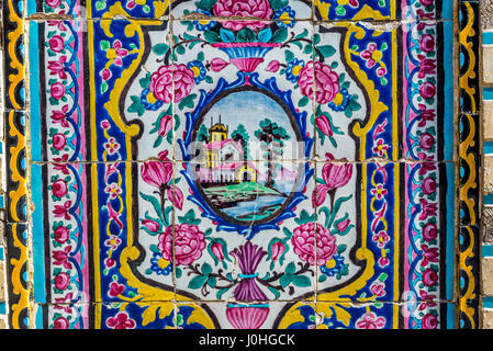 Details der gefliesten Wand in rosa Moschee (Nasir-Ol-Molk Moschee) in Gowad-e-Araban Bezirk von Shiraz, Hauptstadt der Provinz Fars im Iran Stockfoto