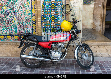 Motorroller parkte neben Eingang zum Vakil-Basar, Hauptbasar der Shiraz Shiraz, Hauptstadt der Provinz Fars im Iran Stockfoto