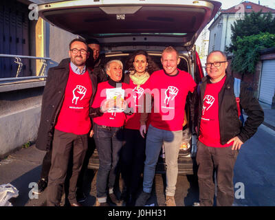 Montreuil, Frankreich, Gruppe der Menschen, Posen, AIDS-Aktivisten, HILFSORGANISATIONEN, Gemeindegesundheitsarbeiter, auf der Straße arbeiten, Epidemie und Pest frankreich, T-Shirts Stockfoto