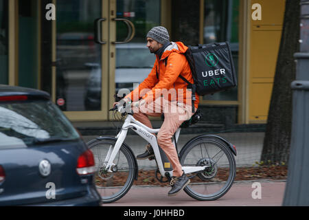 Uber isst Radfahrer sieht man im Zentrum von Warschau auf 9 Aprl 2017. Stockfoto