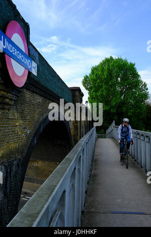 Brent Cross Station Zugang Stockfoto