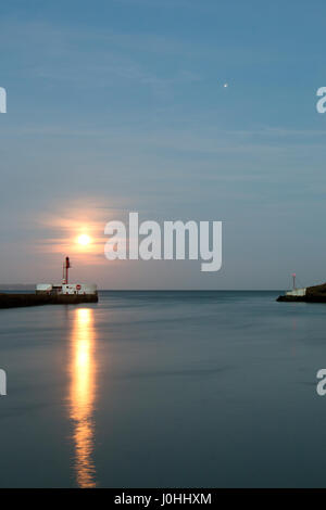 Rosa Mond und Jupiter über Looe Fluss. Vollmond im April mit Jupiter im Einklang Stockfoto