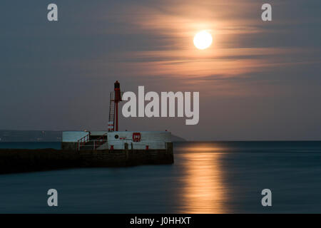 Vollmond im April bekannt als ein rosa Mondaufgang über Banjo Pier Looe Stockfoto