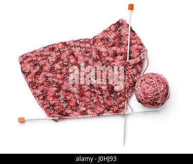 Draufsicht der stricken mit Nadeln und Knäuel isoliert auf weiss Stockfoto