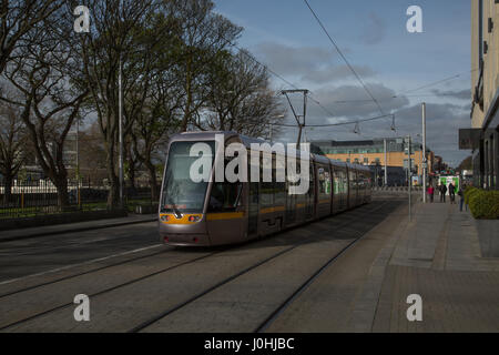 Die LUAS-Straßenbahn in der Stadt Dublin, Irland. Stockfoto