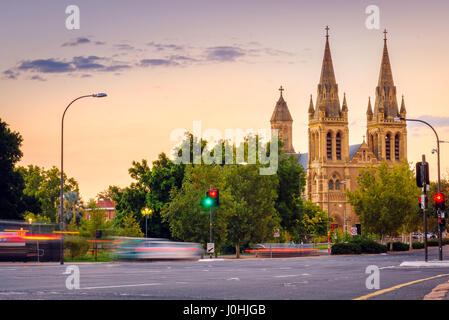 St.-Petri Dom in Adelaide, Südaustralien. Blick vom König William Straßenbrücke Stockfoto