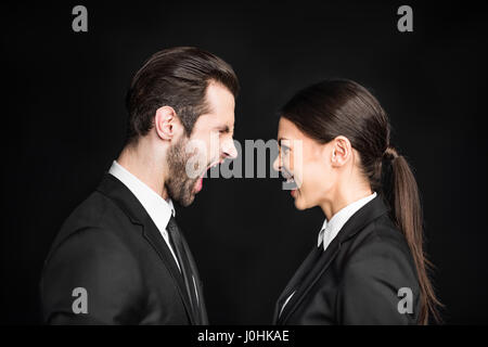 Junge wütend Geschäftsleute schreien sich gegenseitig auf schwarz Stockfoto