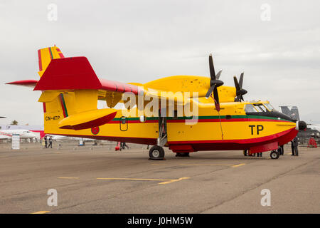 Marrakesch, Marokko - 28. April 2016: Königliche marokkanische Luftwaffe Canadair CL-415 Bomber Wasserflugzeug auf der Luftfahrtausstellung in Marrakesch. Stockfoto