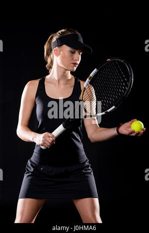 Tennisspielerin schwarz Tennisschläger und Ball festhalten Stockfoto