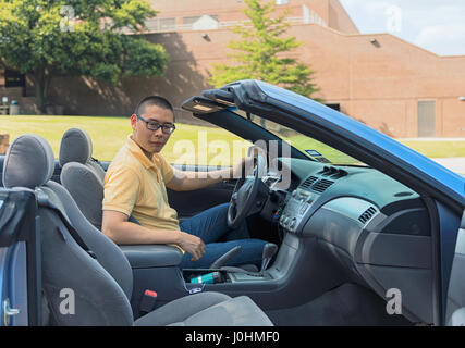 Ein asiatischer Mann Sport Auto fahren Stockfoto