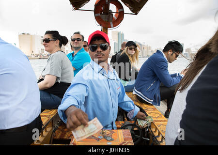 Wasser Taxi/Boote genannt "Abras" am Dubai Creek, Dubai. Stockfoto