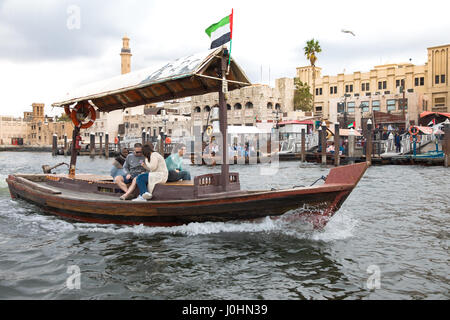 Wasser Taxi/Boote genannt "Abras" am Dubai Creek, Dubai. Stockfoto