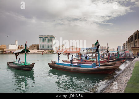 Wasser Taxi/Boote genannt "Abras" am Dubai Creek, Dubai. Stockfoto