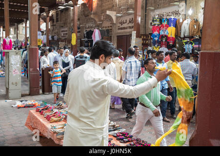 Den Textil-Souk (auch bekannt als der alte Souk) in Bur Dubai, Dubai, Vereinigte Arabische Emirate Stockfoto