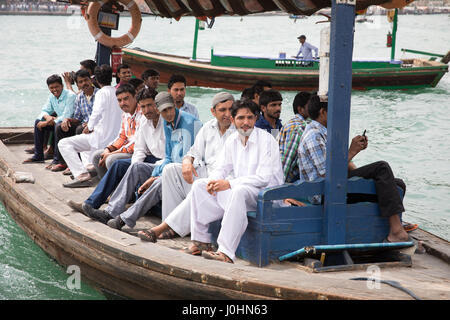 Wasser Taxi/Boote genannt "Abras" am Dubai Creek, Dubai. Stockfoto