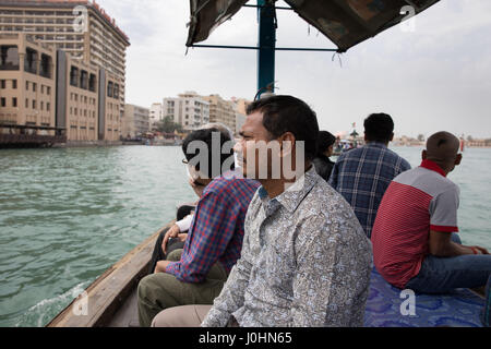 Wasser Taxi/Boote genannt "Abras" am Dubai Creek, Dubai. Stockfoto