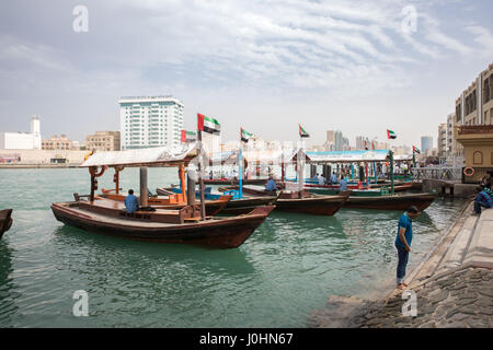 Wasser Taxi/Boote genannt "Abras" am Dubai Creek, Dubai. Stockfoto