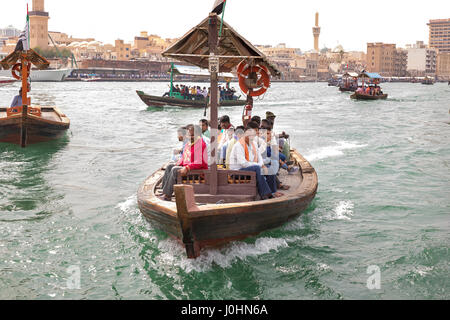 Wasser Taxi/Boote genannt "Abras" am Dubai Creek, Dubai. Stockfoto