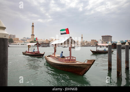 Wasser Taxi/Boote genannt "Abras" am Dubai Creek, Dubai. Stockfoto