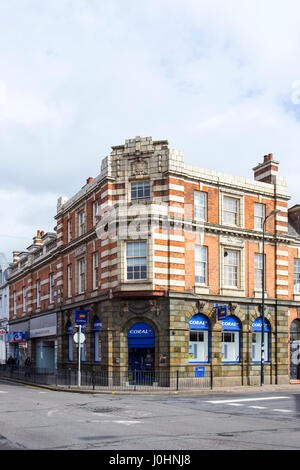 Ehemaliges Bankgebäude jetzt Coral Wetten Shop in Crewe Cheshire UK Stockfoto