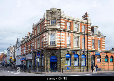 Ehemaliges Bankgebäude jetzt Coral Wetten Shop in Crewe Cheshire UK Stockfoto