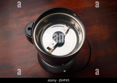 Elektrische Kaffeemühle ohne Abdeckung. Ansicht von oben. Sehen die Kapazität für Schleif- und Messer. Stockfoto