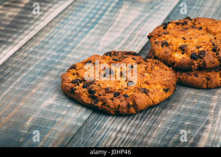 Haferflocken-Cookies mit Schokolade liegen auf einem Holztisch. Selektiven Fokus Stockfoto