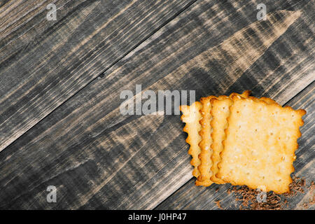 Auf einem Holztisch liegen vier Cracker. Ansicht von oben. Platz für text Stockfoto