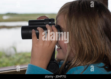 Junges Mädchen (10 Jahre) Vogelbeobachtung am Minsmere RSPB Reserve Sommer (Modell freigegeben) Stockfoto