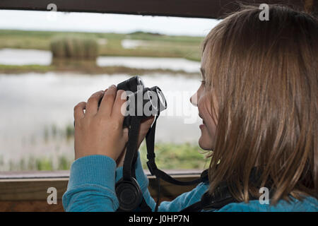 Junges Mädchen (10 Jahre) Vogelbeobachtung am Minsmere RSPB Reserve Sommer (Modell freigegeben) Stockfoto